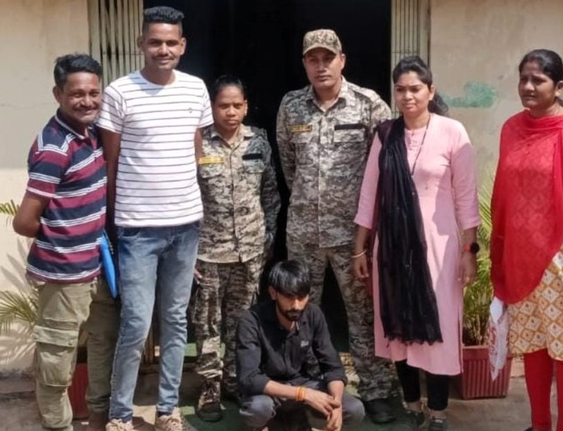 दंतेवाड़ा जिले की बचेली पुलिस टीम और गिरफ्त में खड़ा नाबालिग से दुष्कर्म का आरोपी