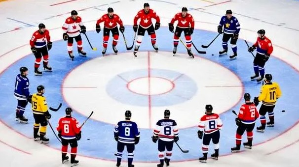 आइस रिंक पर गोल घेरे में खड़े विभिन्न देशों के आइस हॉकी खिलाड़ी।