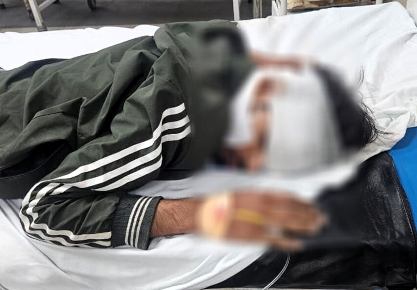 बिलासपुर केंद्रीय जेल के कैदी विकास कश्यप द्वारा गला रेते जाने के बाद अस्पताल में उपचार की तस्वीर