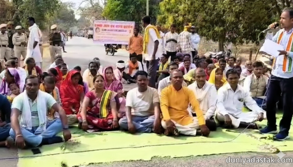 गरियाबंद के मैनपुर में छात्र राघव की मौत के विरोध में नेशनल हाईवे 130C पर आदिवासी समाज का चक्काजाम और प्रदर्शन।