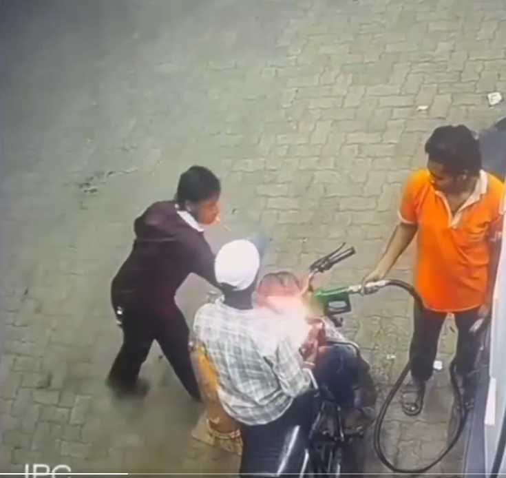 रायपुर के पेट्रोल पंप पर एक युवक द्वारा लाइटर जलाने से लगी भीषण आग का सीसीटीवी दृश्य।