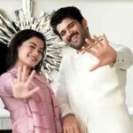 श्मिका मंदाना और विजय देवरकोंडा अपनी शादी की रस्मों के दौरान मुस्कुराते हुए