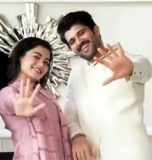 श्मिका मंदाना और विजय देवरकोंडा अपनी शादी की रस्मों के दौरान मुस्कुराते हुए