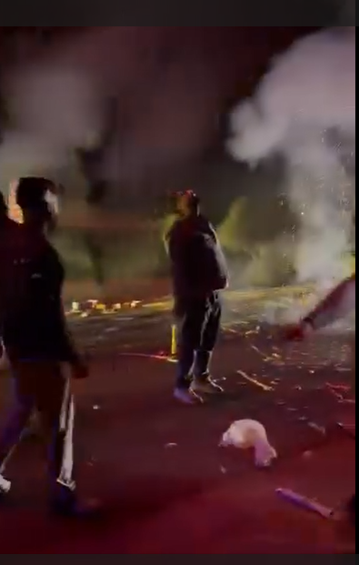 सूरजपुर अंबिकापुर बनारस हाईवे पर बीच सड़क केक काटकर आतिशबाजी करते युवा