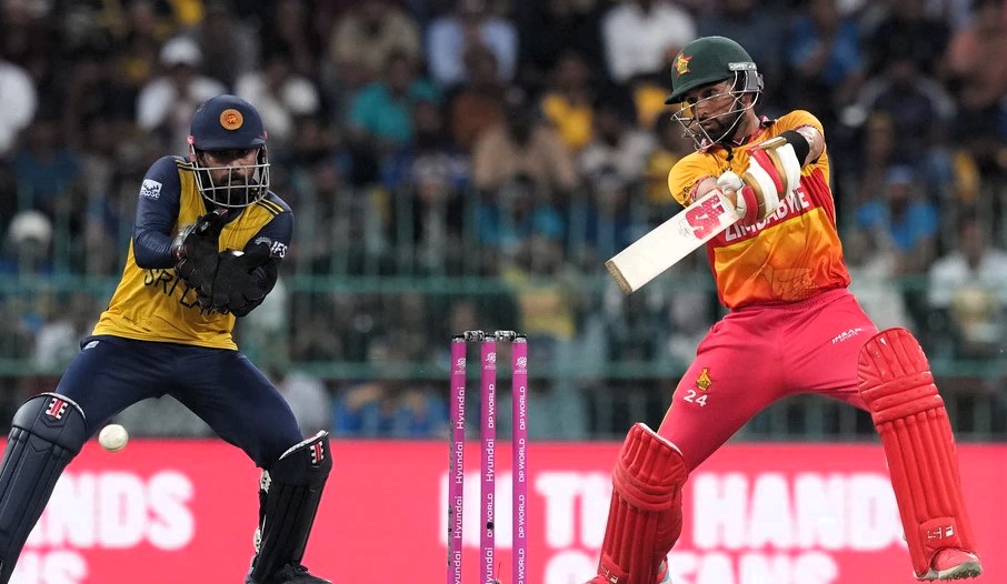 जिम्बाब्वे के सिकंदर रजा श्रीलंका के खिलाफ टी20 वर्ल्ड कप मैच में शॉट खेलते हुए।